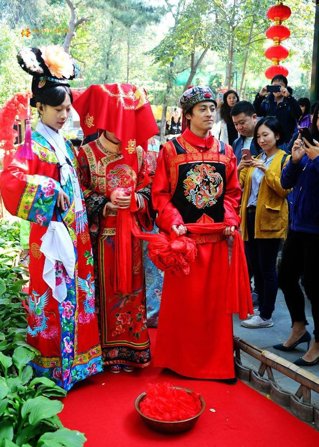 Phong tục cưới kỳ lạ: Cô dâu nhảy qua yên ngựa, ngồi lên giường phía dưới có lưỡi rìu - Ảnh 5.