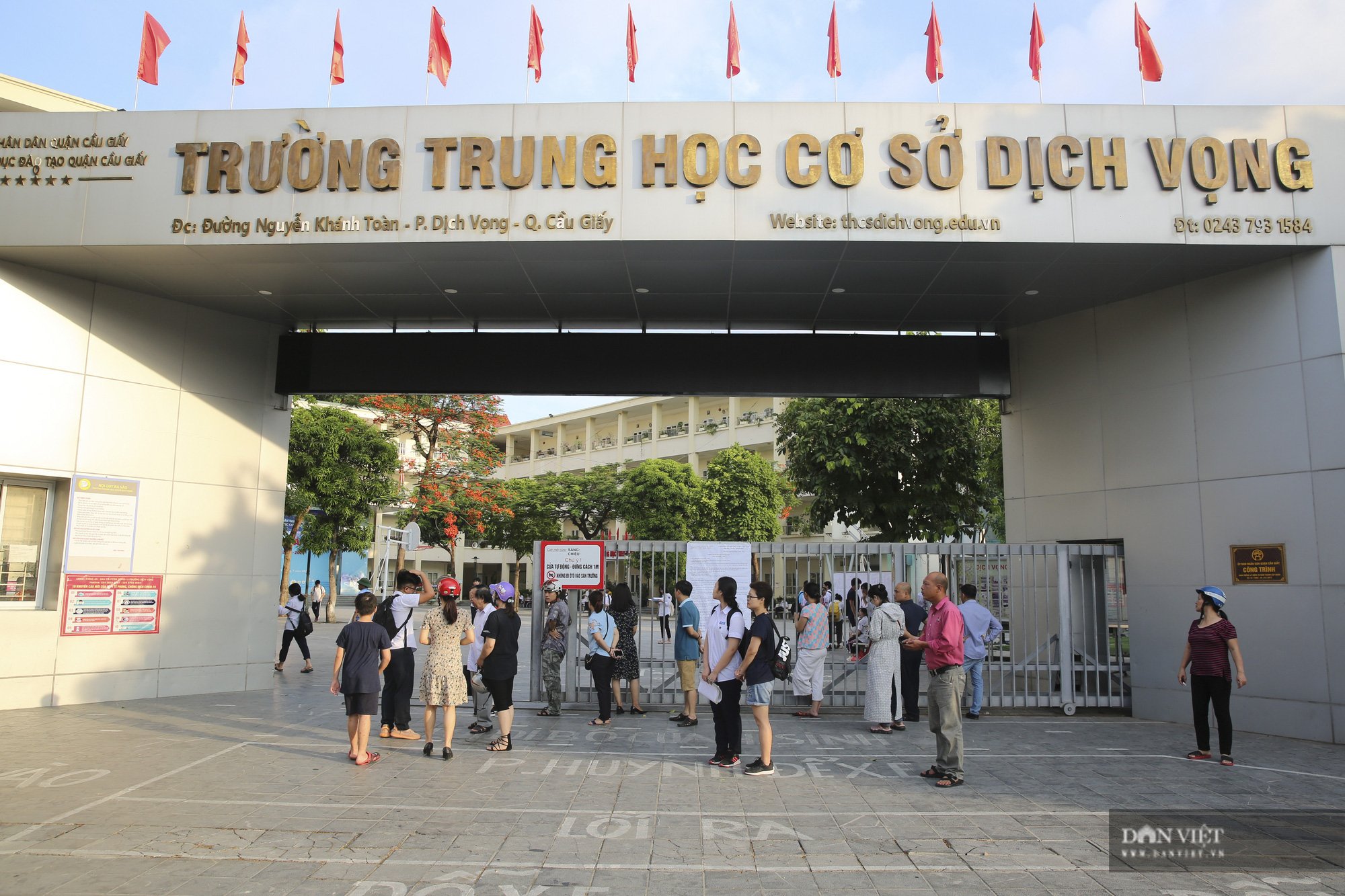 Những hình ảnh đẹp trong ngày đầu của kỳ thi tuyển sinh lớp 10 tại Hà Nội - Ảnh 1.