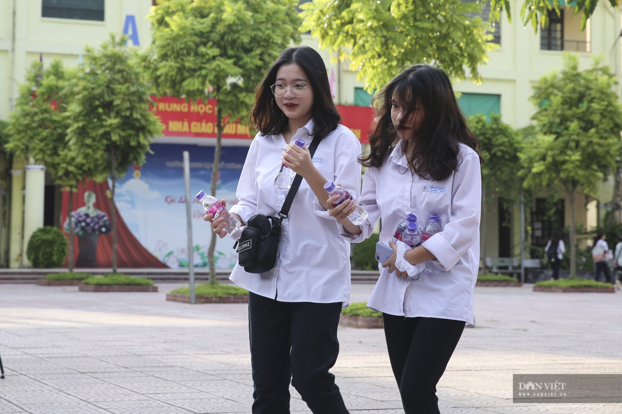 Những hình ảnh đẹp trong ngày đầu của kỳ thi tuyển sinh lớp 10 tại Hà Nội - Ảnh 11.