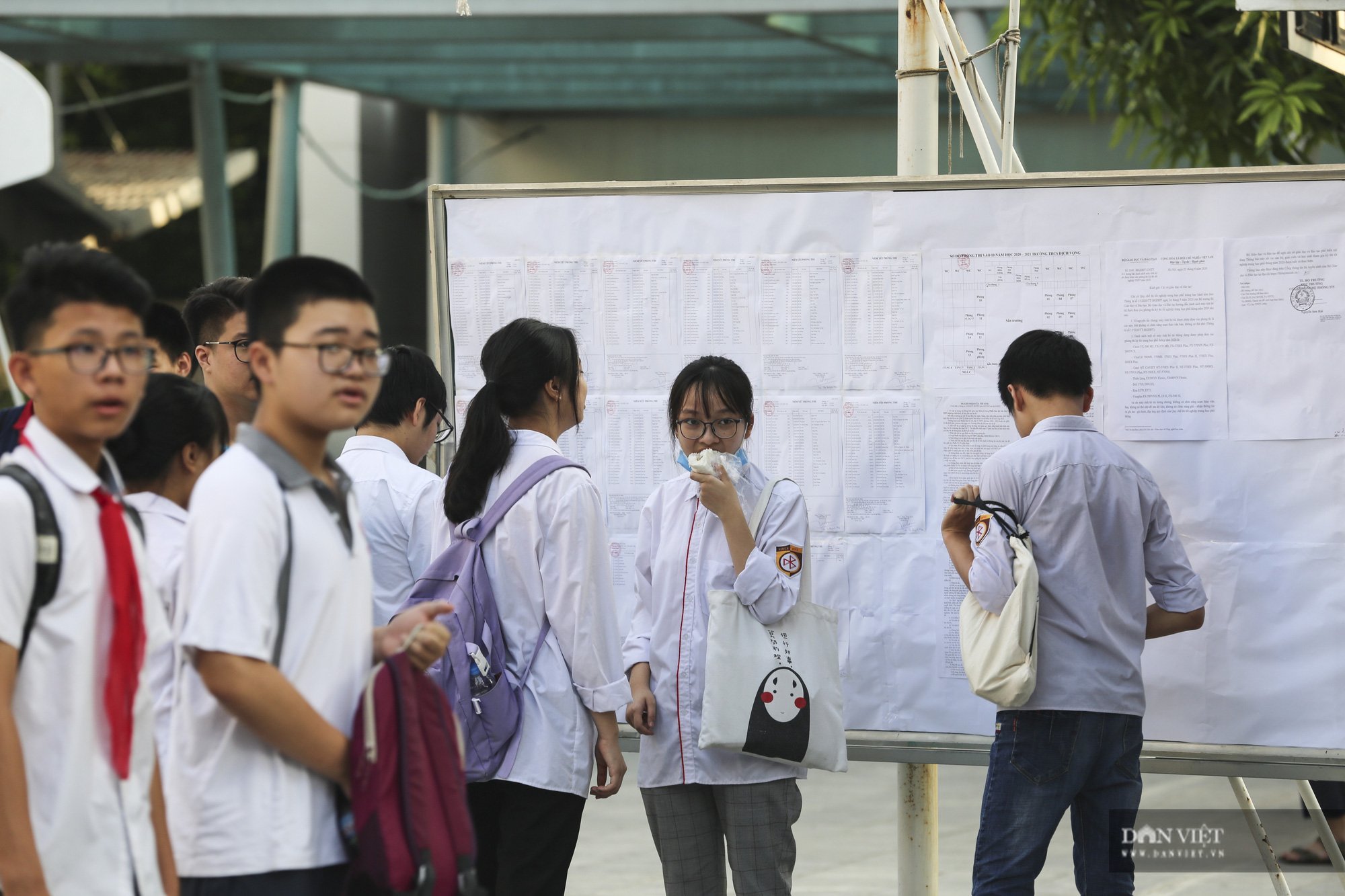 Những hình ảnh đẹp trong ngày đầu của kỳ thi tuyển sinh lớp 10 tại Hà Nội - Ảnh 4.