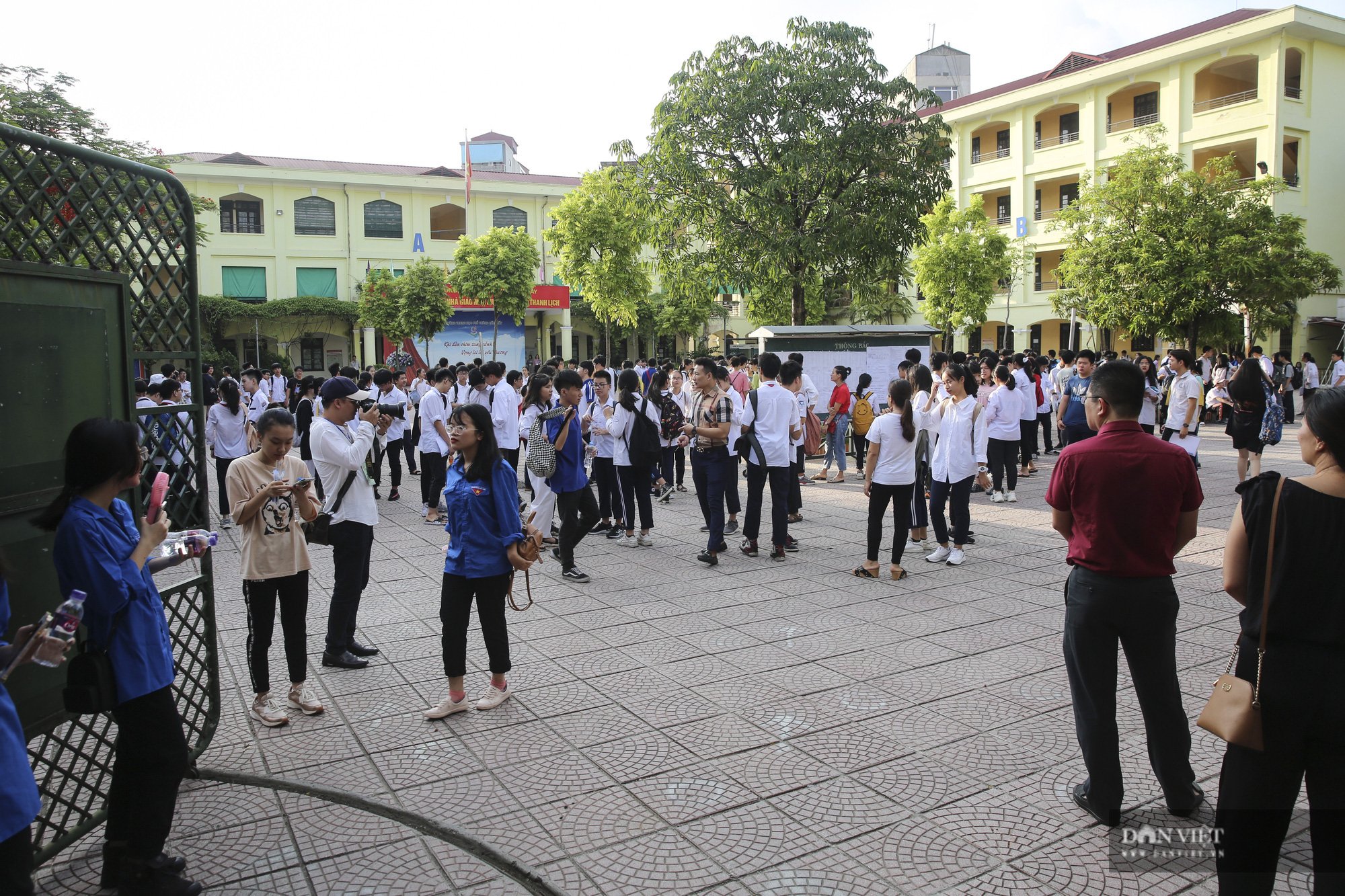 Những hình ảnh đẹp trong ngày đầu của kỳ thi tuyển sinh lớp 10 tại Hà Nội - Ảnh 6.