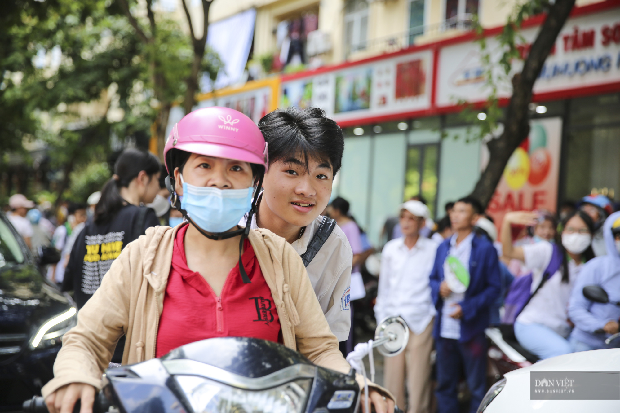 Hình ảnh thí sinh thi lớp 10 THPT Hà Nội vỡ òa sau khi kết thúc môn Tiếng Anh - Ảnh 9.