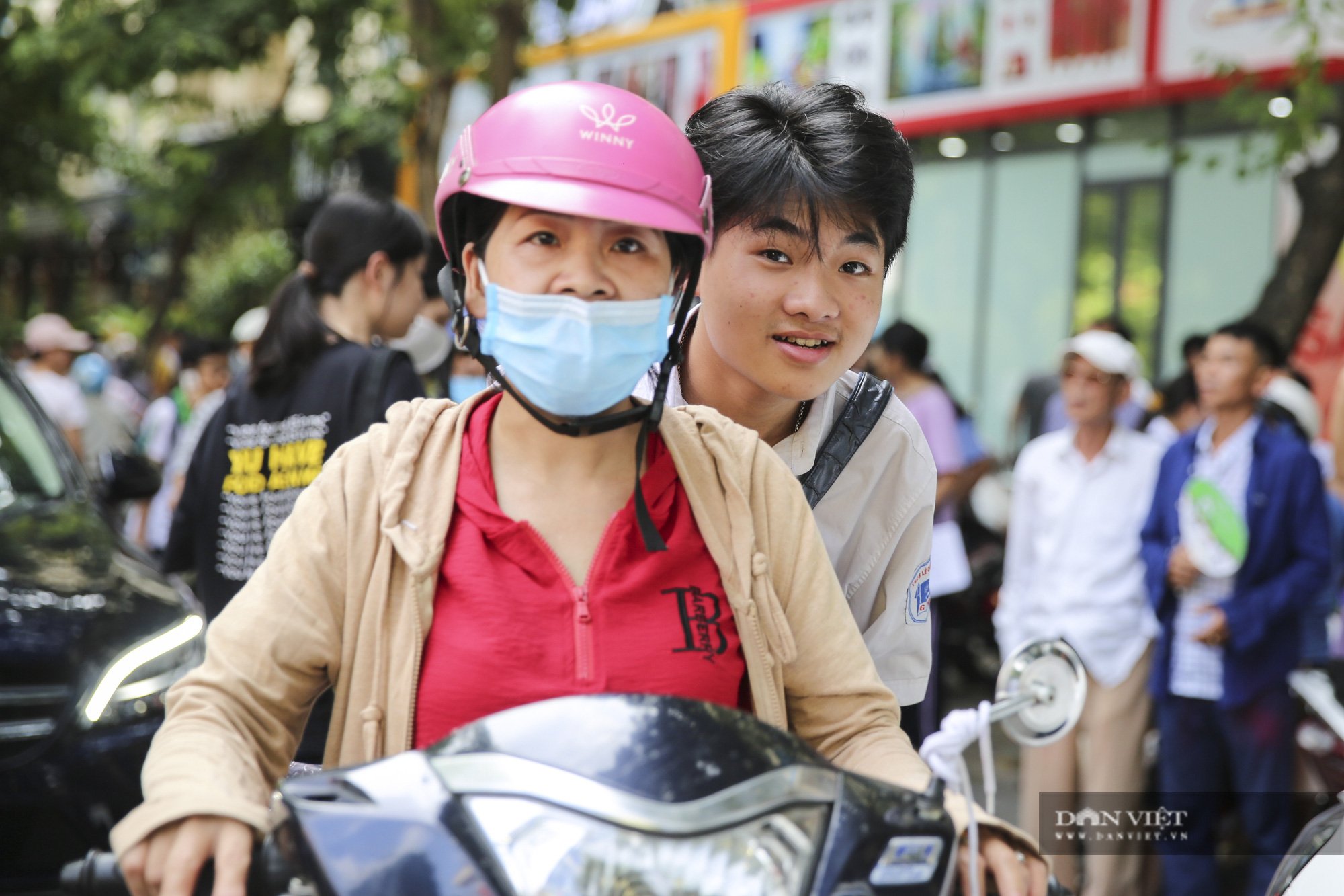 Muôn vàn cảm xúc trong ngày thi môn cuối kỳ tuyển sinh lớp 10 tại Hà Nội - Ảnh 12.