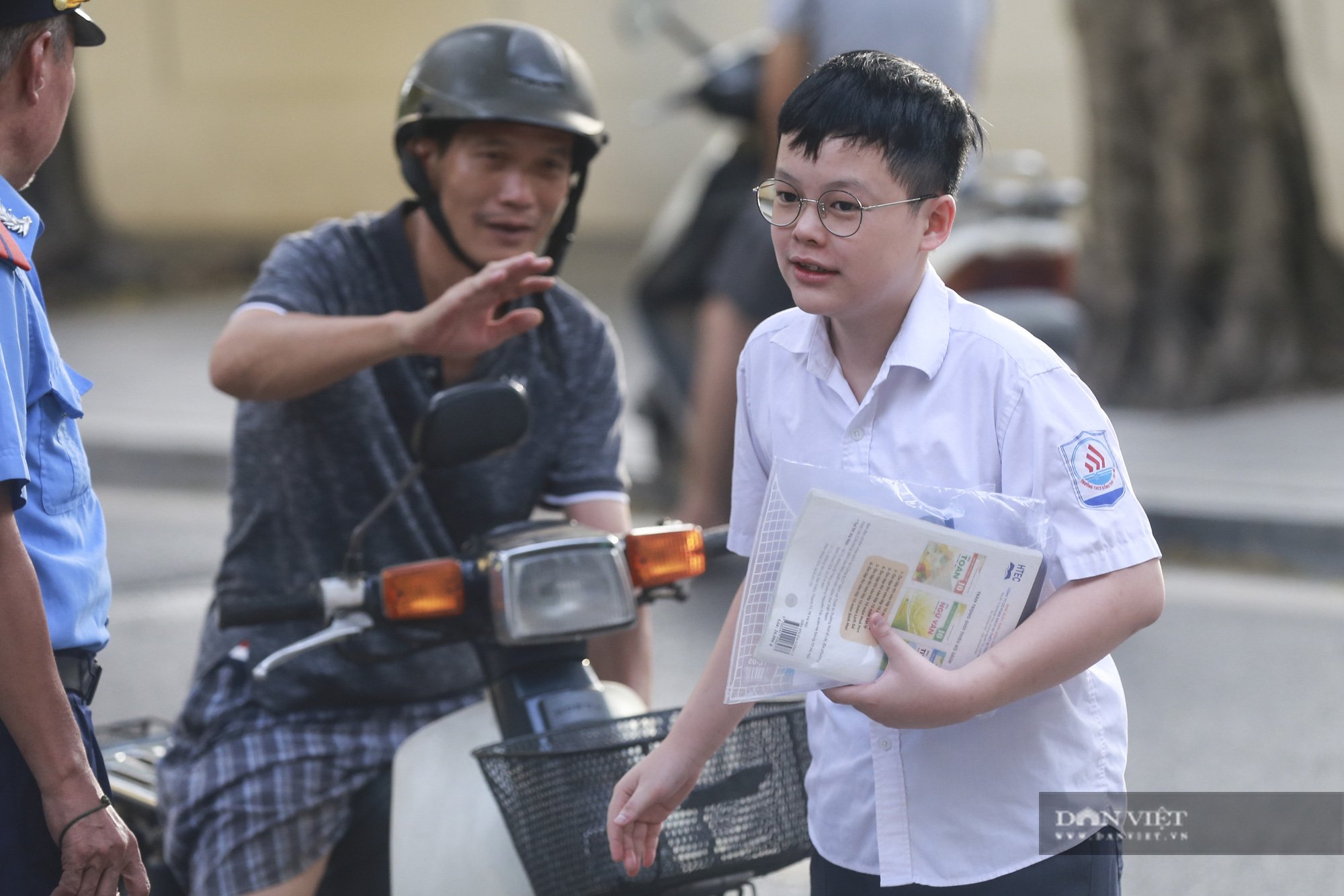 Muôn vàn cảm xúc trong ngày thi môn cuối kỳ tuyển sinh lớp 10 tại Hà Nội - Ảnh 2.
