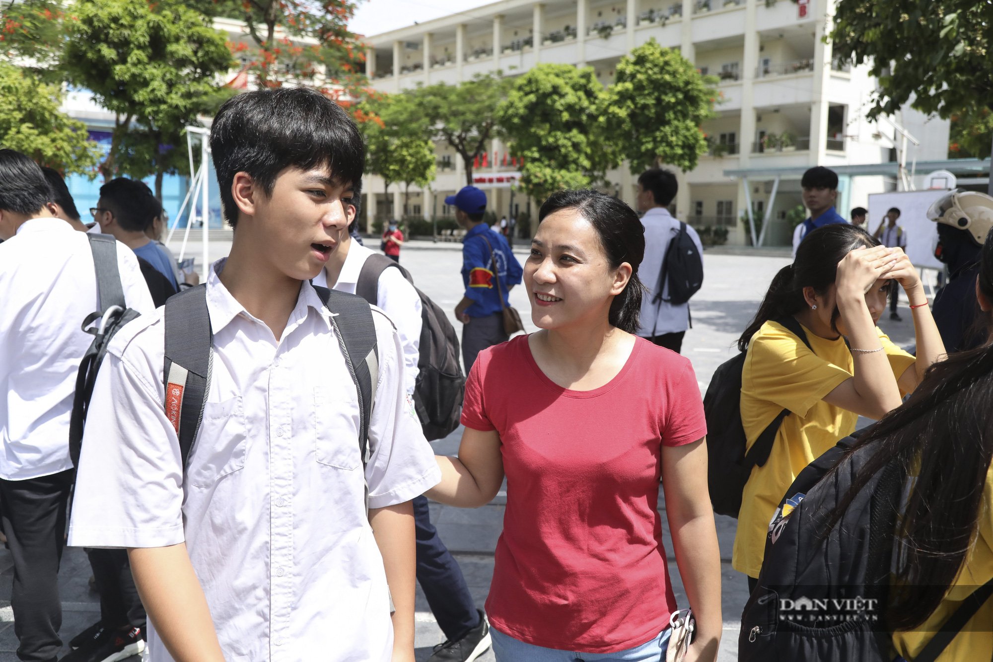 Muôn vàn cảm xúc trong ngày thi môn cuối kỳ tuyển sinh lớp 10 tại Hà Nội - Ảnh 7.