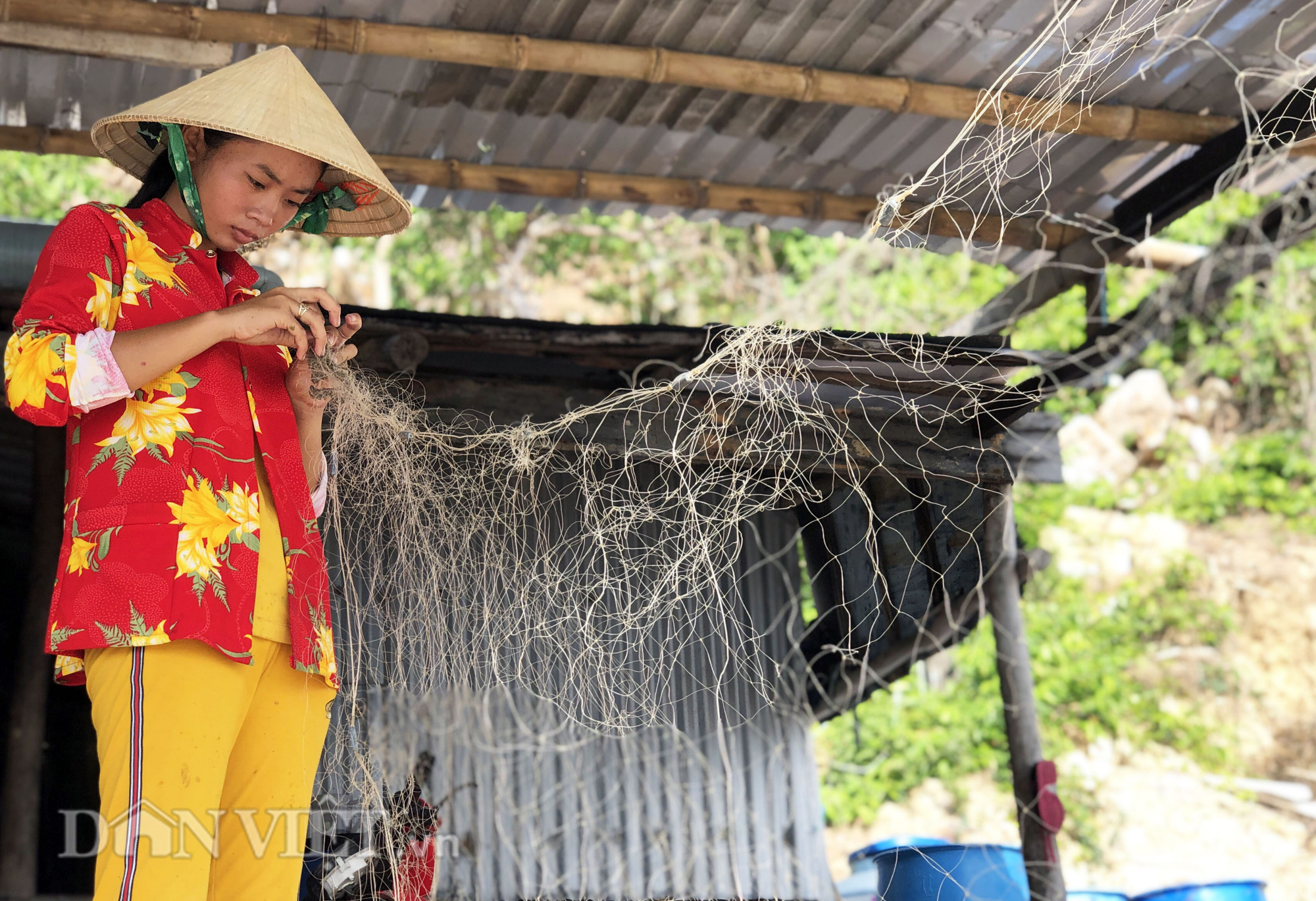 Lạ lùng nghề gỡ lưới ở Nam Du, già trẻ đều làm được - Ảnh 4.