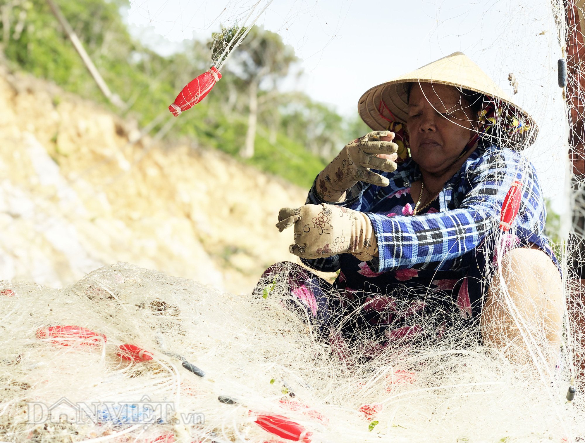 Lạ lùng nghề gỡ lưới ở Nam Du, già trẻ đều làm được - Ảnh 5.