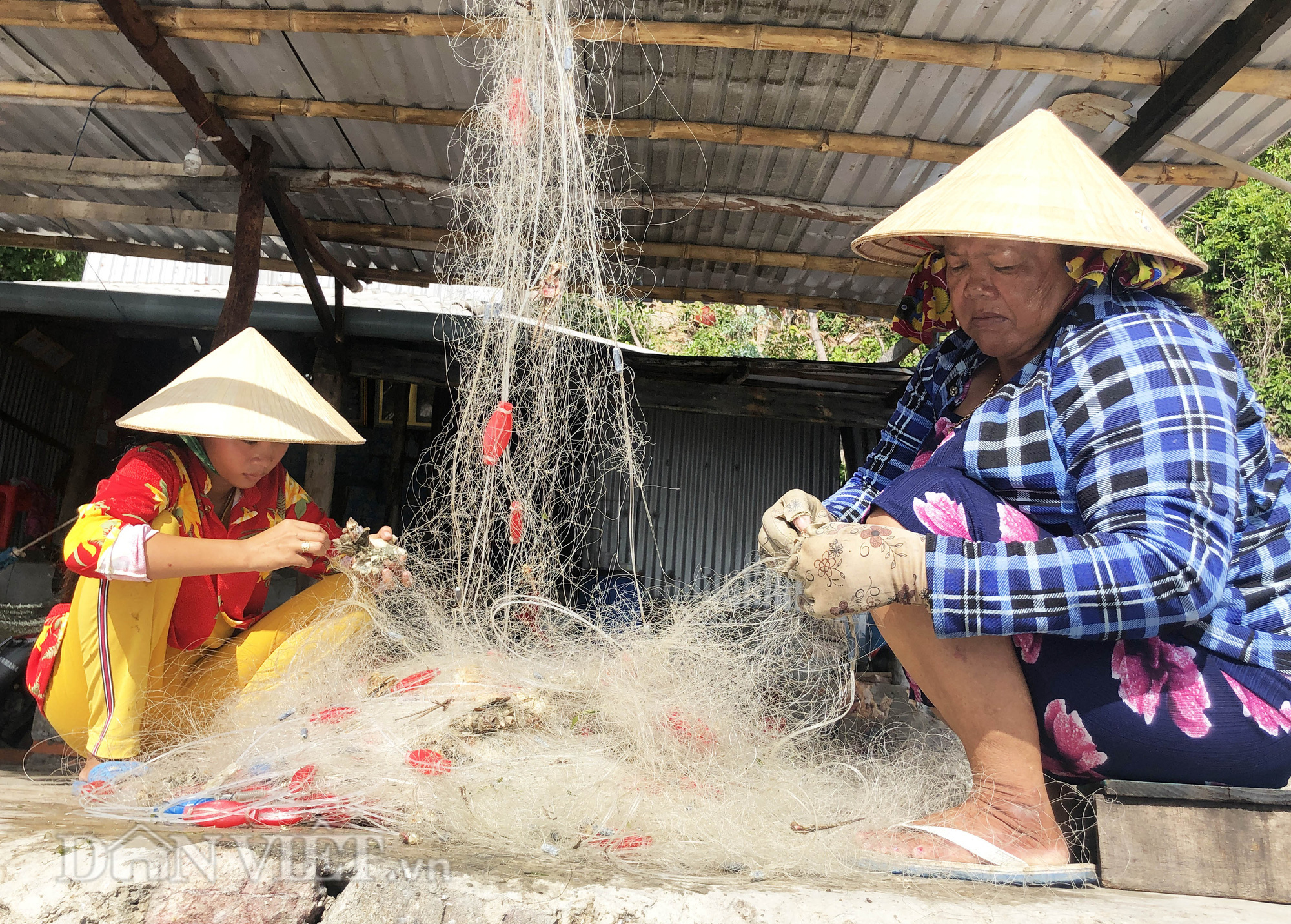 Lạ lùng nghề gỡ lưới ở Nam Du, già trẻ đều làm được - Ảnh 6.