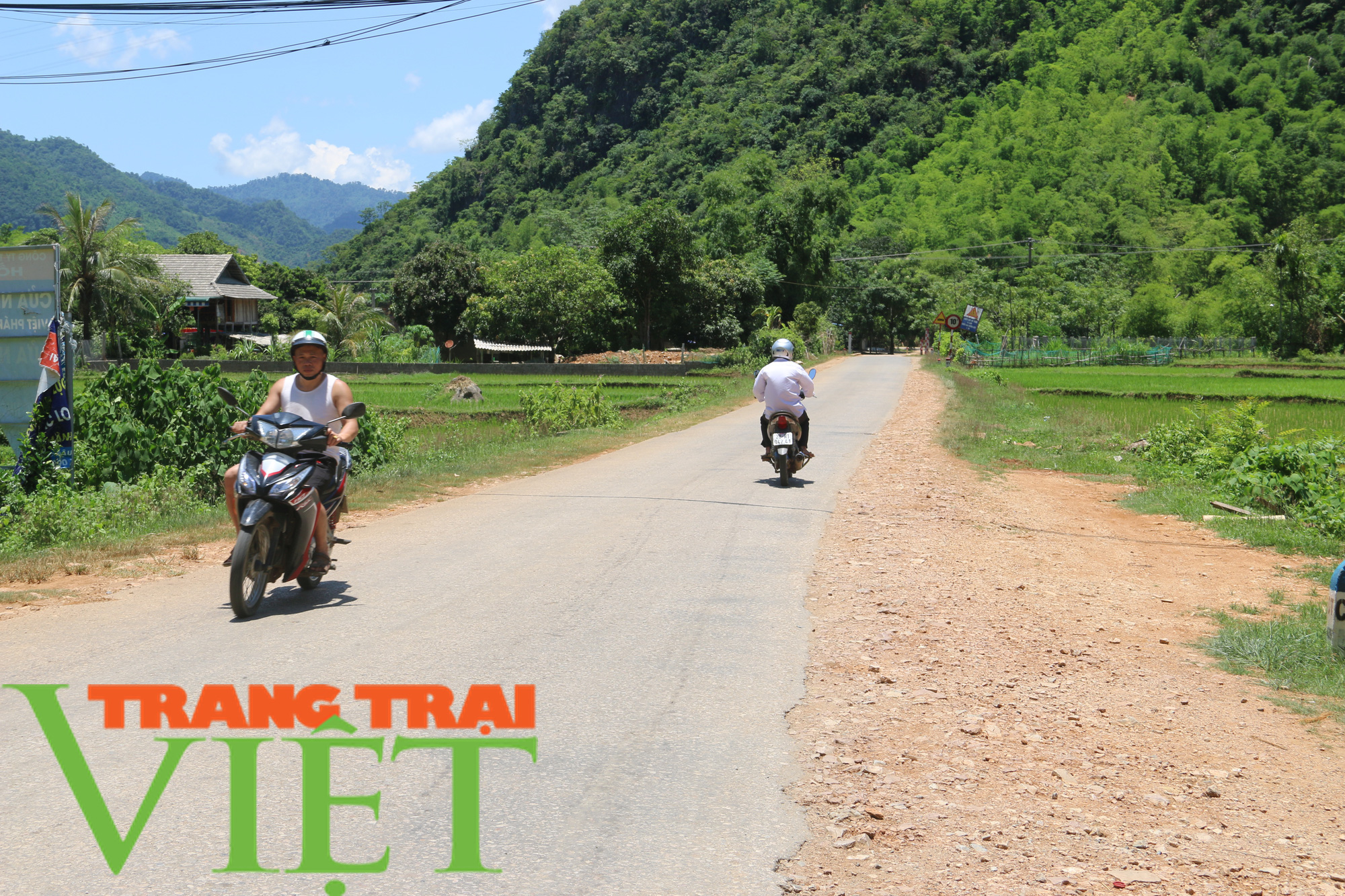 Hòa Bình: Niềm vui trên những con đường nông thôn mới ở Mai Châu - Ảnh 1. Hòa Bình: Niềm vui trên những con đường nông thôn mới ở Mai Châu - Ảnh 1.
