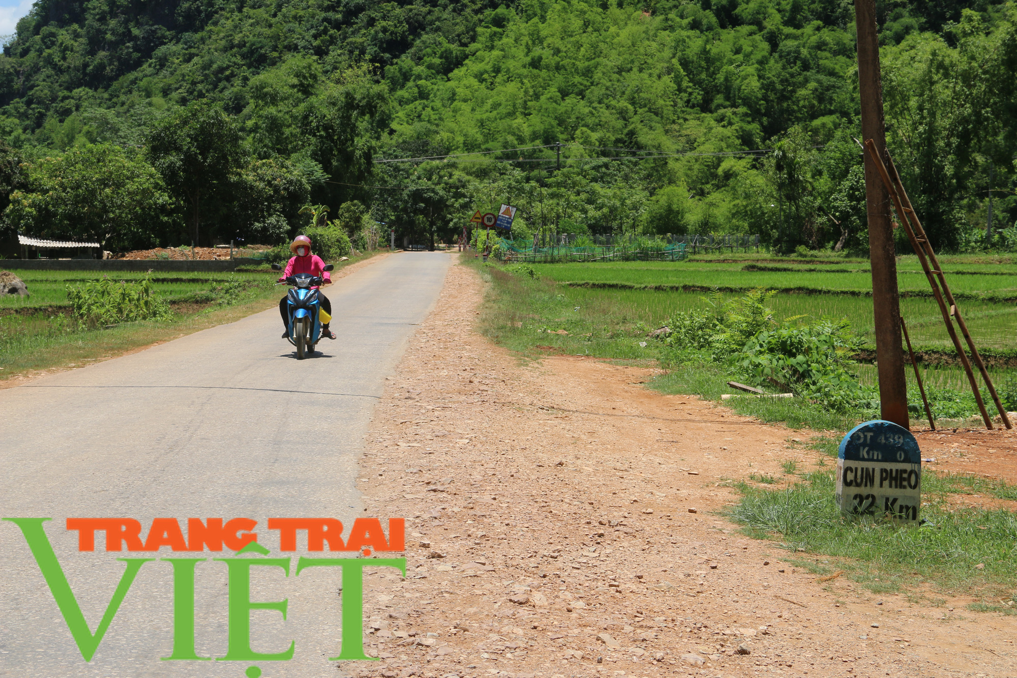 Hòa Bình: Niềm vui trên những con đường nông thôn mới ở Mai Châu - Ảnh 3. Hòa Bình: Niềm vui trên những con đường nông thôn mới ở Mai Châu - Ảnh 3.