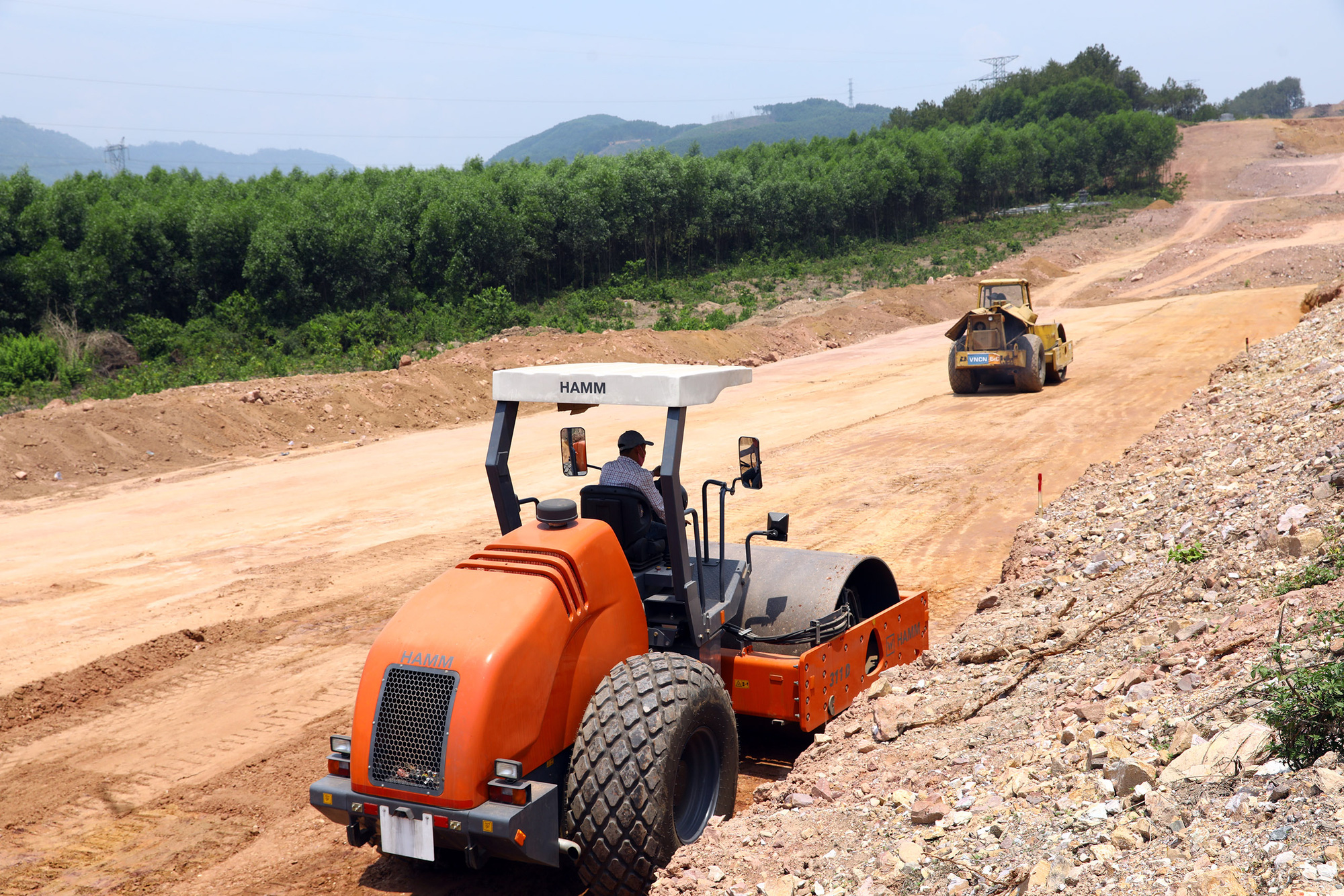 Hồ sơ 3 dự án cao tốc Bắc - Nam đầu tư công bán đắt như &quot;tôm tươi&quot; - Ảnh 1.