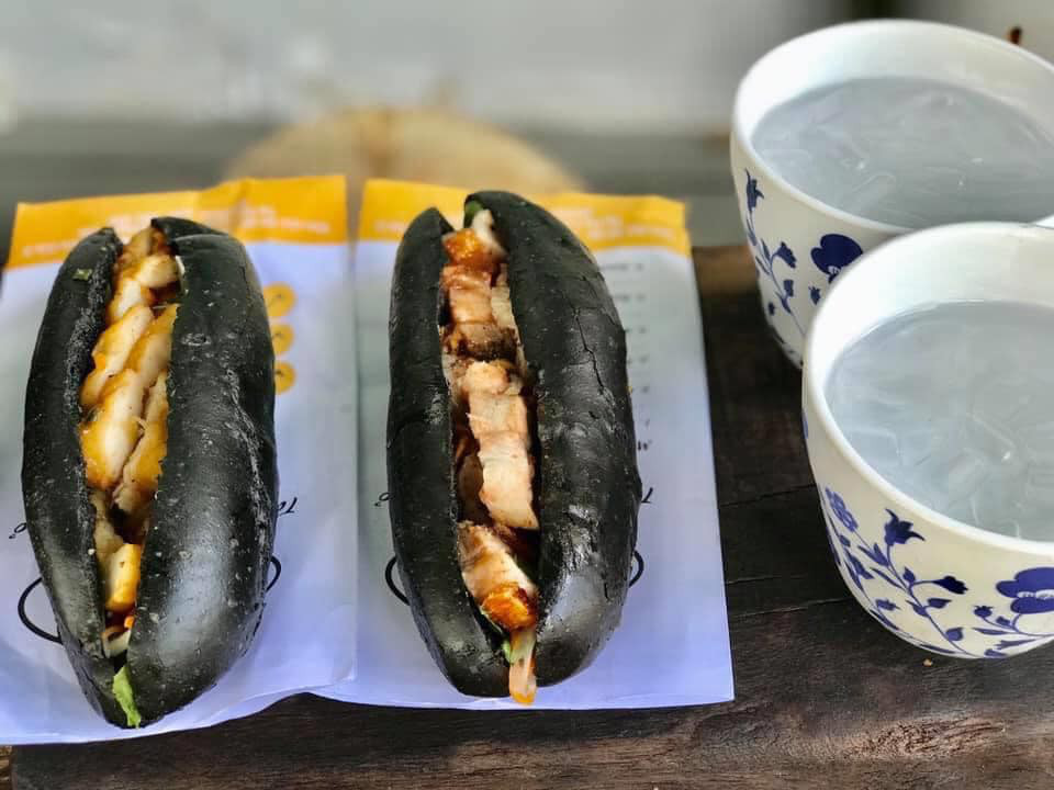 Món bánh mì đen như than đang gây sốt ở Quảng Ninh - Ảnh 10. Món bánh mì đen như than đang gây sốt ở Quảng Ninh - Ảnh 10.