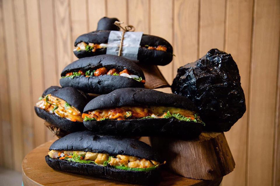 Món bánh mì đen như than đang gây sốt ở Quảng Ninh - Ảnh 2. Món bánh mì đen như than đang gây sốt ở Quảng Ninh - Ảnh 2.