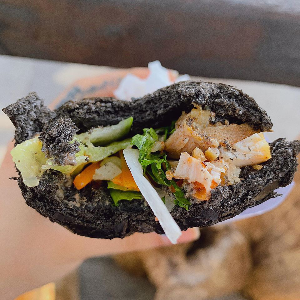 Món bánh mì đen như than đang gây sốt ở Quảng Ninh - Ảnh 4. Món bánh mì đen như than đang gây sốt ở Quảng Ninh - Ảnh 4.