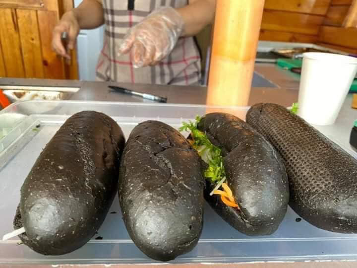 Món bánh mì đen như than đang gây sốt ở Quảng Ninh - Ảnh 8. Món bánh mì đen như than đang gây sốt ở Quảng Ninh - Ảnh 8.