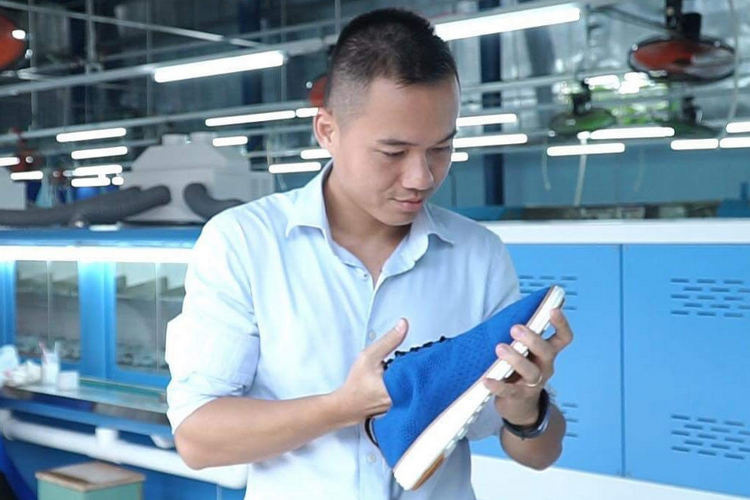 Từ giày cà phê đến khẩu trang cà phê - Ảnh 1. Từ giày cà phê đến khẩu trang cà phê - Ảnh 1.