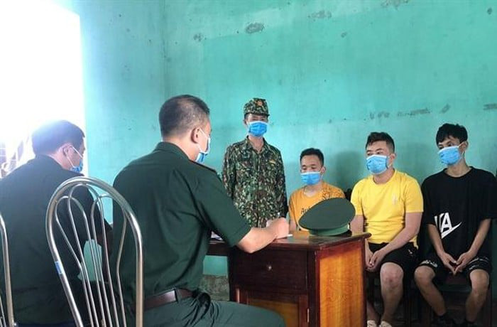Bắt 3 người TQ nhập cảnh trái phép vào Việt Nam để đánh bài ăn tiền  - Ảnh 1.