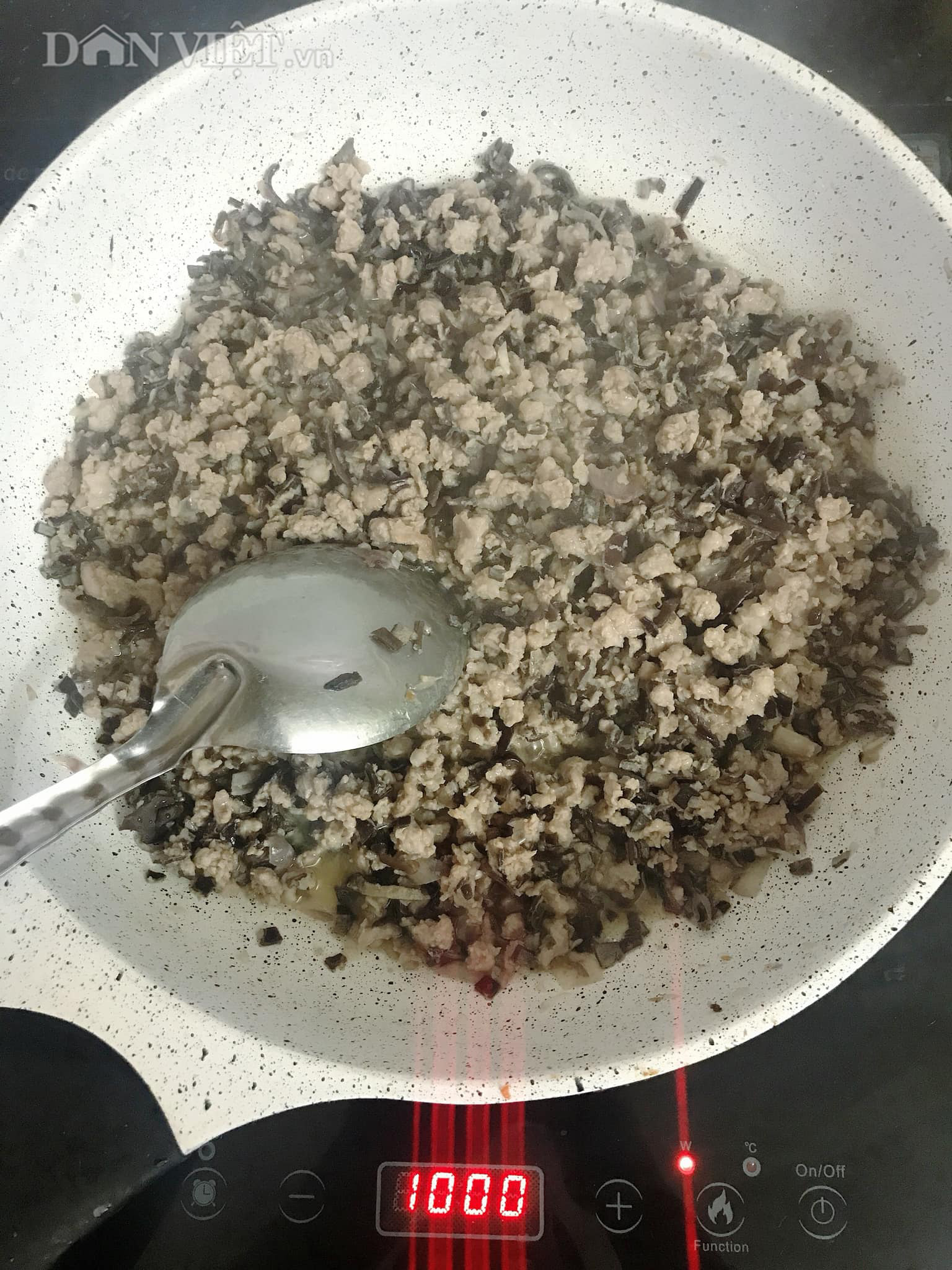 Bánh cuốn làm bằng bánh tráng đơn giản tại nhà - Ảnh 2.