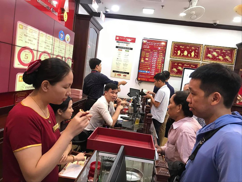 Giá vàng sát mốc 55 triệu đồng/lượng: Rủi ro cao nếu đầu cơ - Ảnh 1. Giá vàng sát mốc 55 triệu đồng/lượng: Rủi ro cao nếu đầu cơ - Ảnh 1.