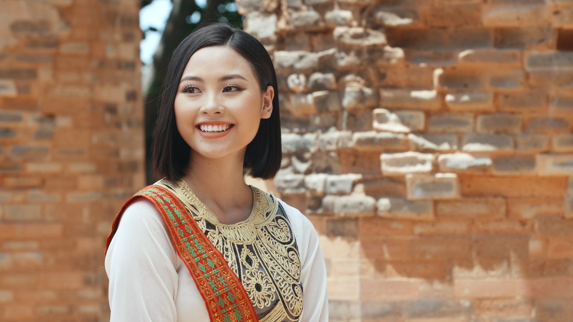 Đào Thị Hà diện trang phục Chăm quảng bá lễ hội văn hoá dân gian Khánh Hoà - Ảnh 1.