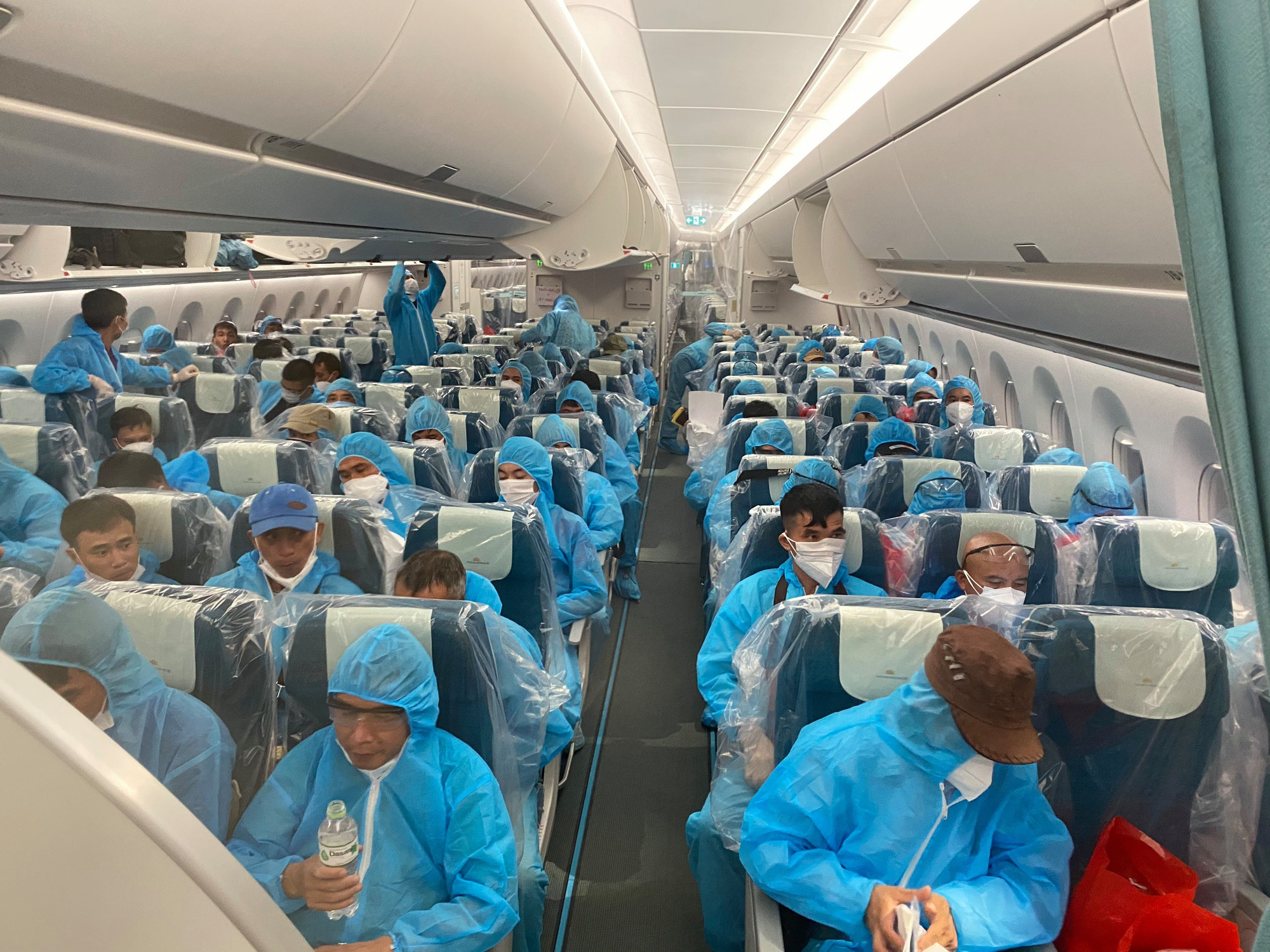 Chuyến bay chở 219 công dân tại Guinea Xích đạo về nước an toàn - Ảnh 2.