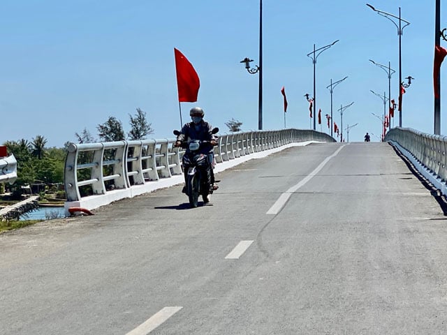 Quảng Ngãi: Đưa cầu 1,5 triệu đô nối 2 bờ sông Thoa nội thị Đức Phổ vào hoạt động - Ảnh 1. Quảng Ngãi: Đưa cầu 1,5 triệu đô nối 2 bờ sông Thoa nội thị Đức Phổ vào hoạt động - Ảnh 1.