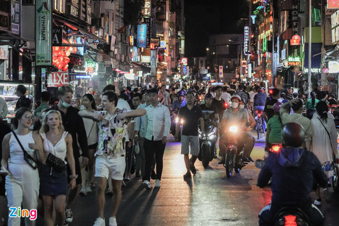 Thí điểm kéo dài dịch vụ ban đêm đến 6h sáng - Ảnh 1. Thí điểm kéo dài dịch vụ ban đêm đến 6h sáng - Ảnh 1.