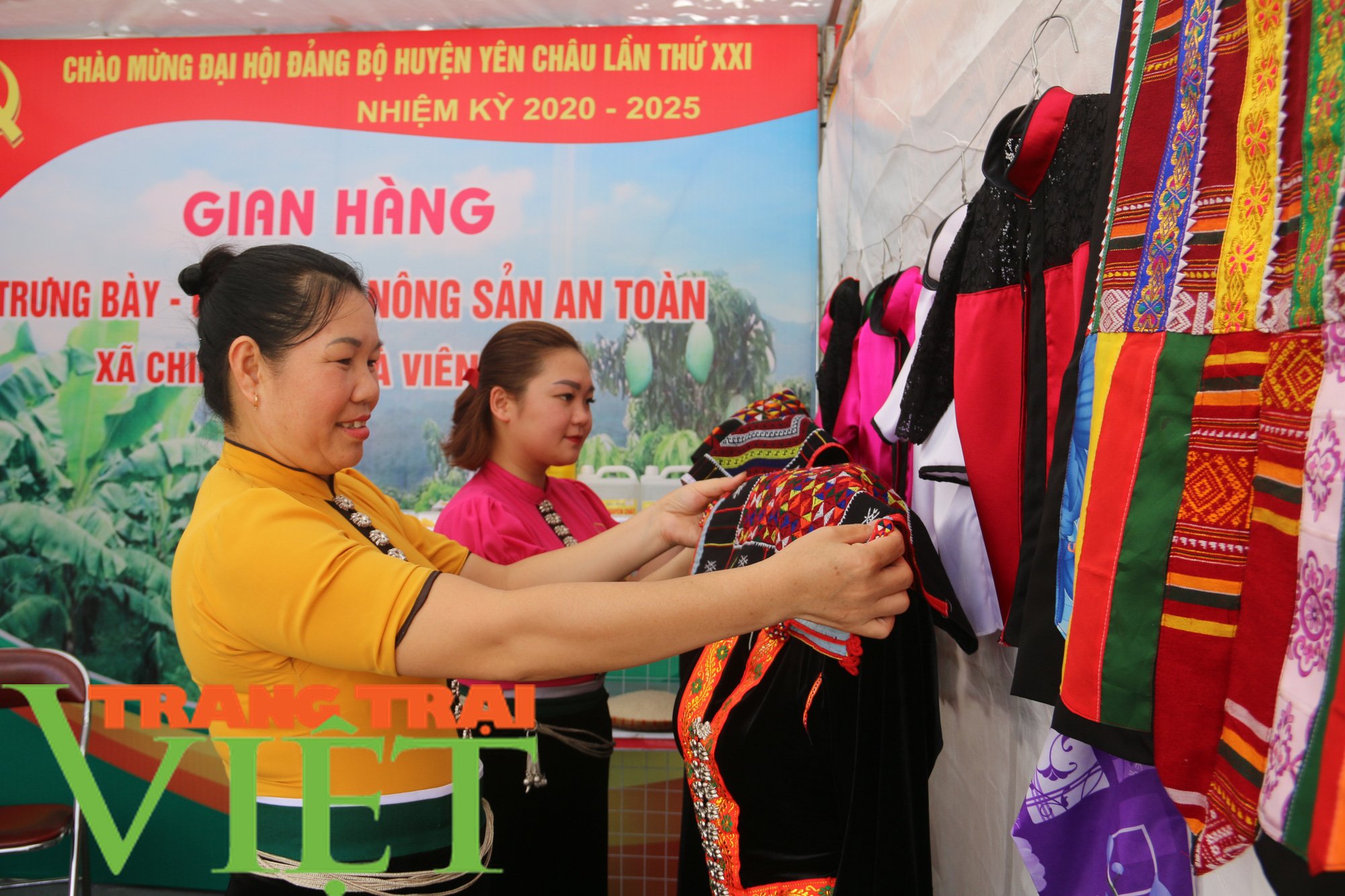 Ảnh: Hàng loạt nông sản sạch Yên Châu trưng bày tại Đại hội Đảng bộ - Ảnh 10. Ảnh: Hàng loạt nông sản sạch Yên Châu trưng bày tại Đại hội Đảng bộ - Ảnh 10.