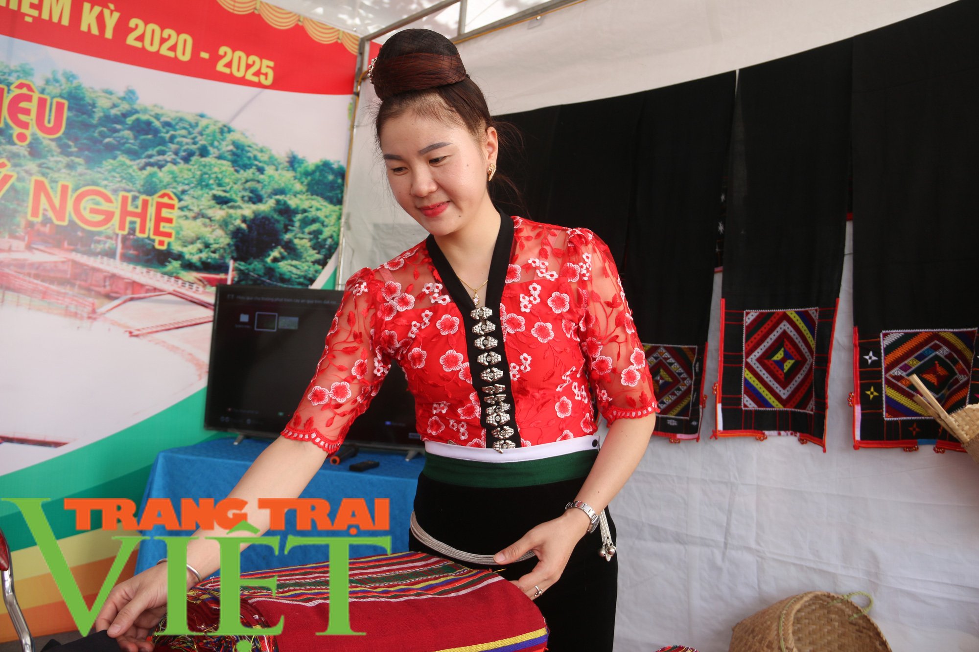 Ảnh: Hàng loạt nông sản sạch Yên Châu trưng bày tại Đại hội Đảng bộ - Ảnh 5. Ảnh: Hàng loạt nông sản sạch Yên Châu trưng bày tại Đại hội Đảng bộ - Ảnh 5.
