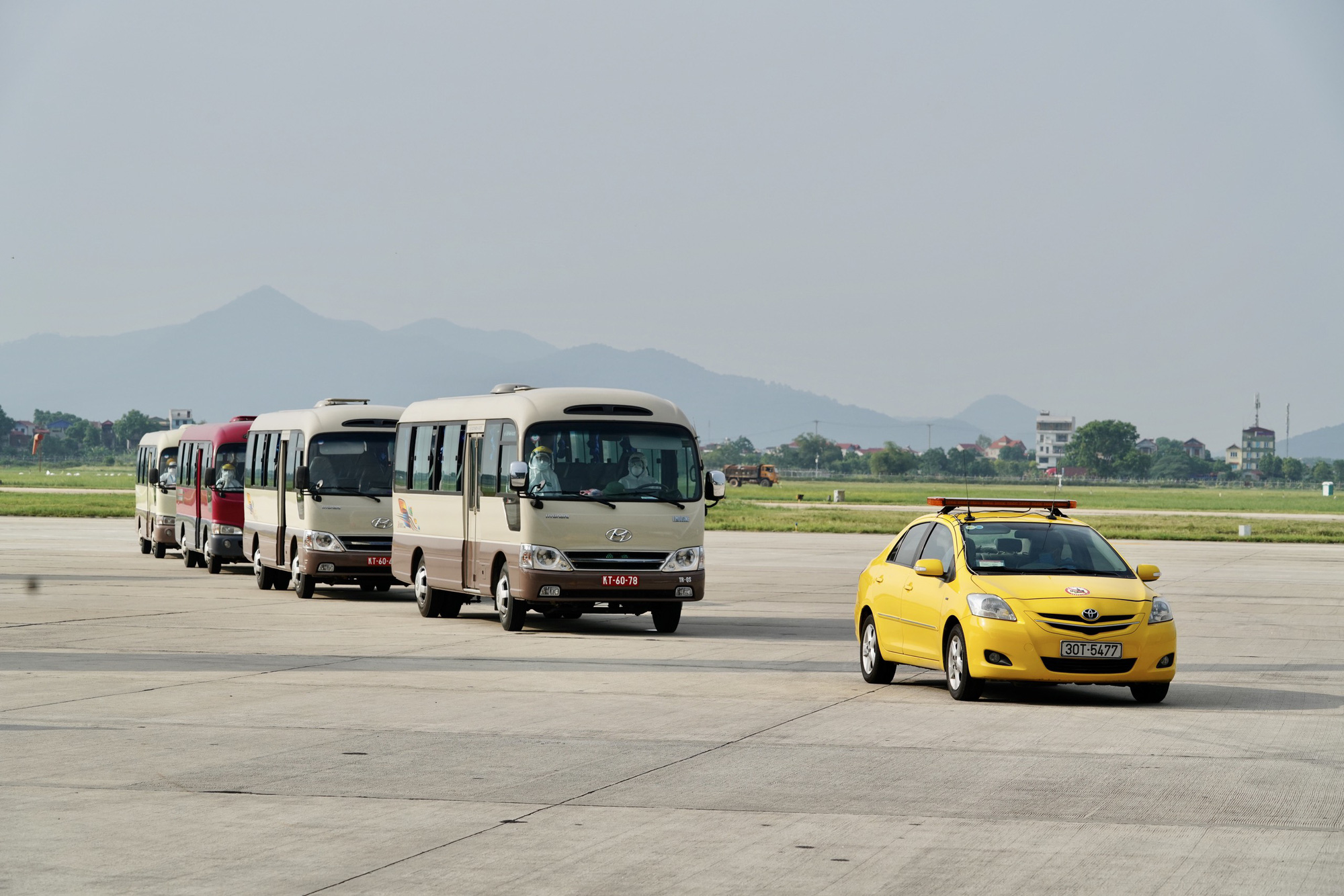 Nội Bài đón chuyến bay từ Guinea Xích đạo hạ cánh an toàn - Ảnh 2.