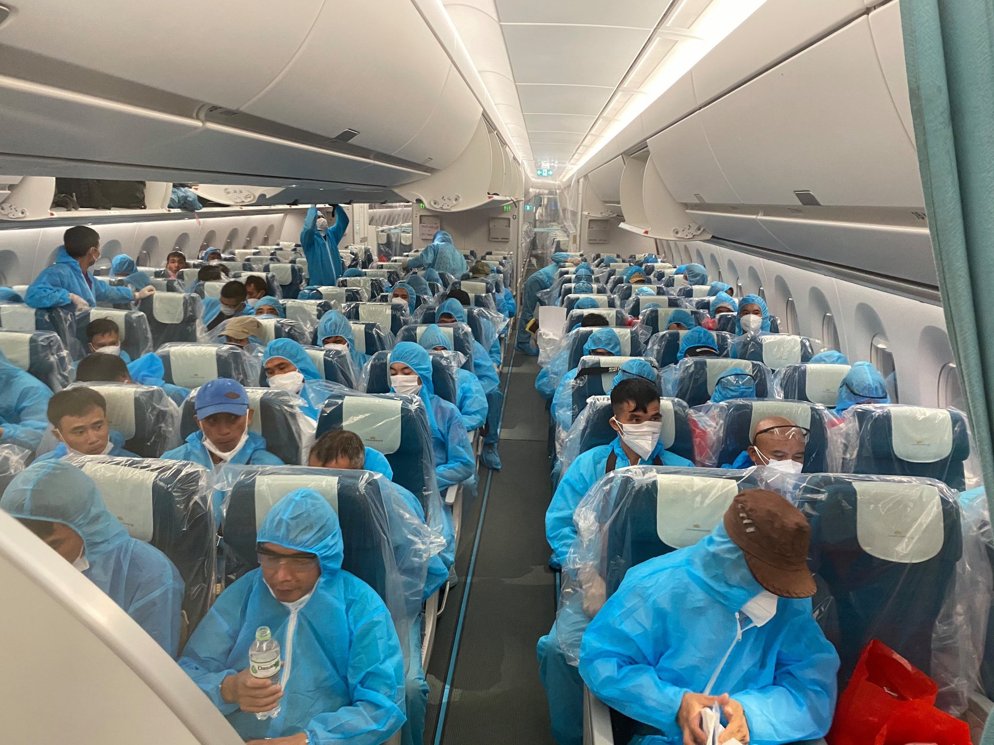 Vietnam Airlines chở 219 công dân Việt Nam t - Ảnh 4.