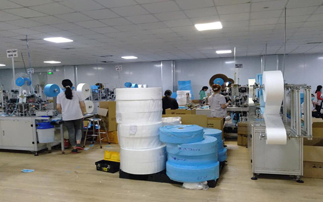 NÓNG: Phát hiện cơ sở sản xuất hơn 100.000 chiếc khẩu trang 3M giả - Ảnh 1.