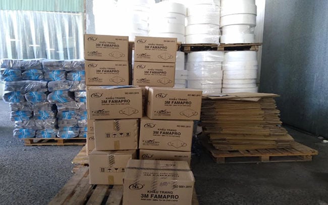 NÓNG: Phát hiện cơ sở sản xuất hơn 100.000 chiếc khẩu trang 3M giả - Ảnh 2.