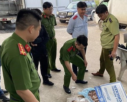 Đồng Nai: Tiêu hủy gần 3 tấn thịt gà đã biến sắc, nhiễm khuẩn của công ty thực phẩm - Ảnh 1.