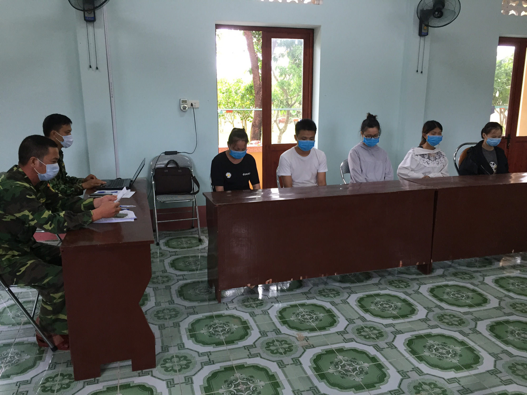 Quảng Ninh: 5 người Trung Quốc nhập cảnh trái phép để... đánh bài - Ảnh 1.