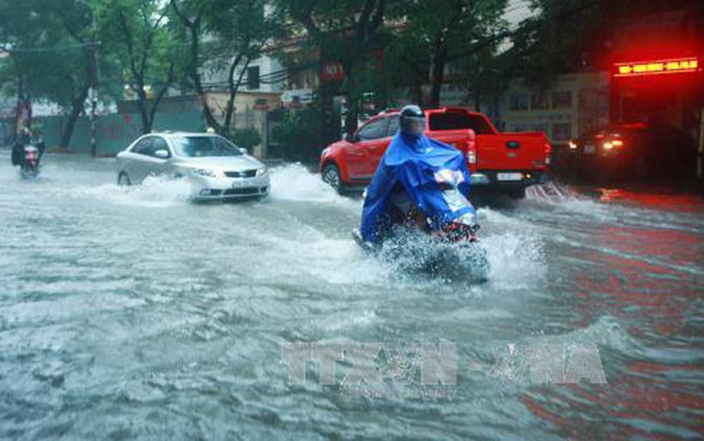 Hà Nội đón &quot;cơn mưa vàng&quot;, miền Bắc nhiều nơi có thể có lốc, sét, mưa đá - Ảnh 1.