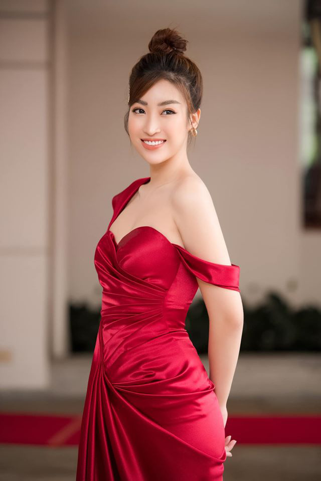 Hoàng Thùy tung clip mặc &quot;nửa kín nửa hở&quot;, Đỗ Mỹ Linh khoe đẹp tựa nữ thần - Ảnh 1.