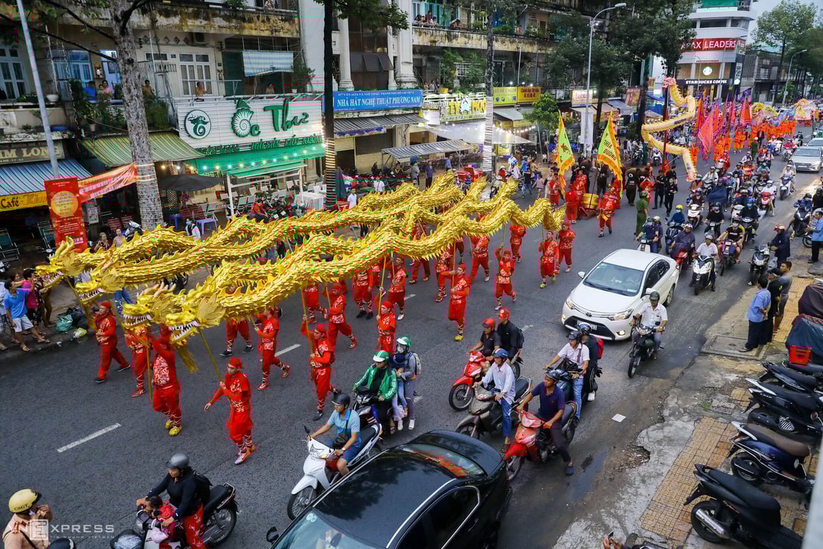 Người Hoa diễu hành mừng Tết Nguyên tiêu thành di sản - Ảnh 1.
