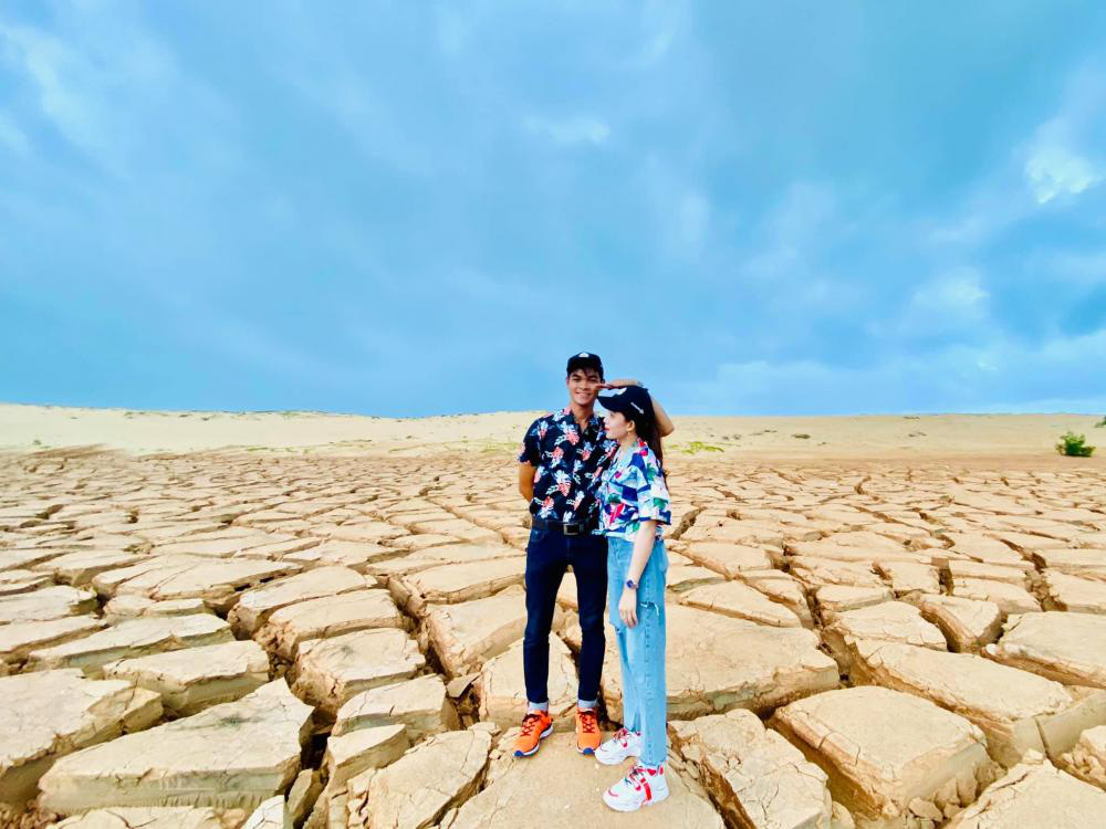 Bình Định: Sự thật về &quot;sa mạc đất nứt toác&quot; độc, lạ khiến giới trẻ sốt rần rần - Ảnh 1.