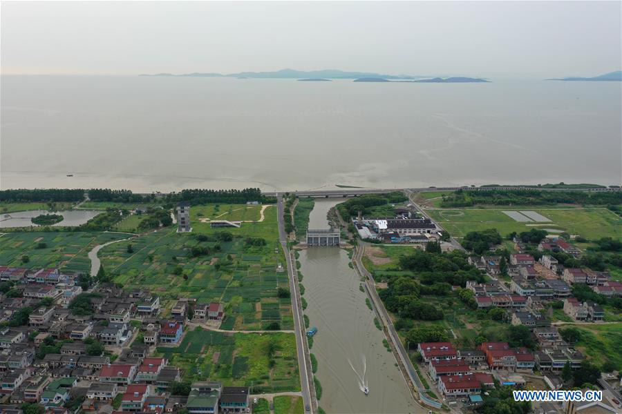 Ảnh: Ngập lụt khắp nơi, Trung Quốc nâng mức độ khẩn lên cấp 3 - Ảnh 1.