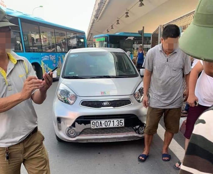 Tài xế vi phạm lao ô tô vào cảnh sát giao thông - Ảnh 1.
