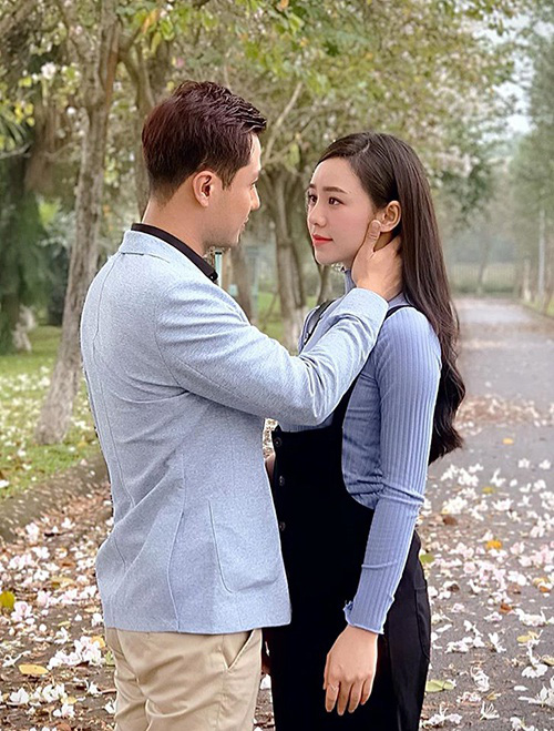 Cặp đôi “Đừng bắt em phải quên” tình tứ từ màn ảnh ra đời thường bất chấp tin đồn “phim giả tình thật” - Ảnh 1.