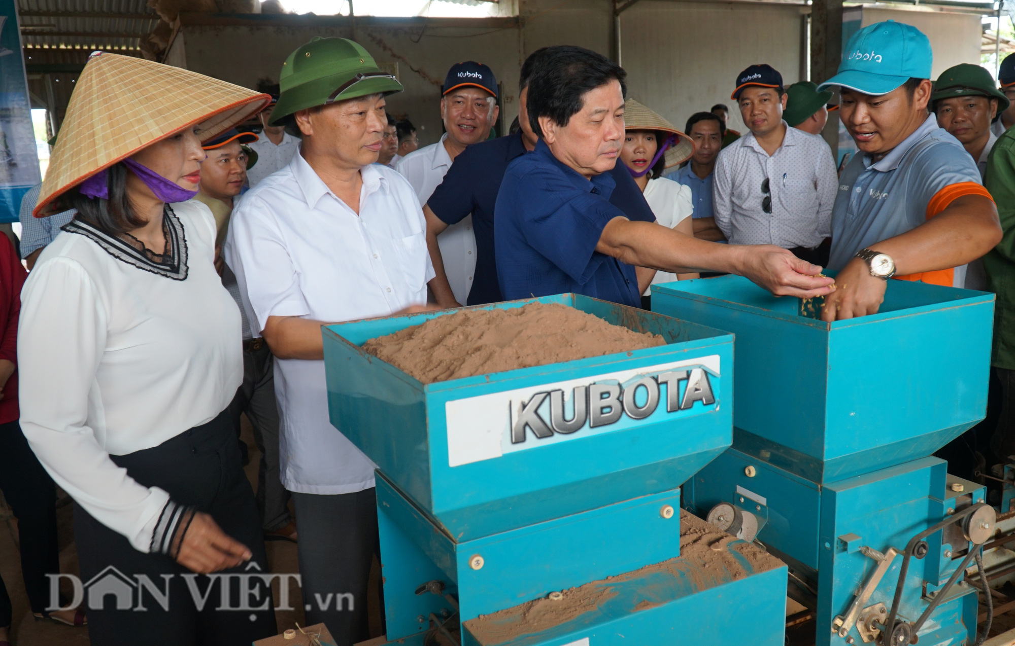 Hải Dương: Lần đầu tiên trình diễn máy cấy lúa trên đồng ruộng - Ảnh 3.