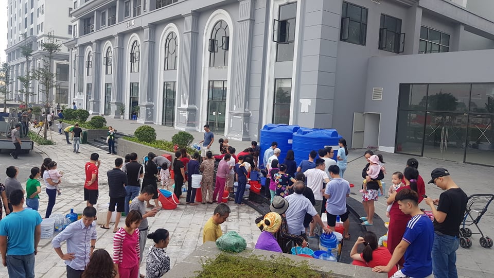 Chung cư Hateco Xuân Phương: Người dân về ở chưa được một năm, chịu cảnh mất nước gần chục lần - Ảnh 1.