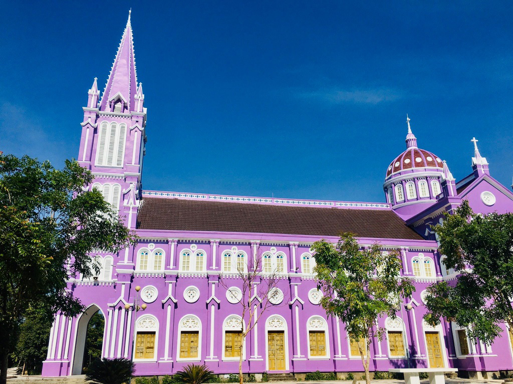 Nhà thờ màu tím, hồng nổi bật giữa nền trời ở Nghệ An - Ảnh 2. Nhà thờ màu tím, hồng nổi bật giữa nền trời ở Nghệ An - Ảnh 2.