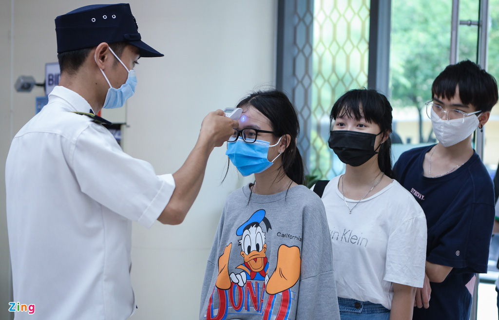 Nhân viên nhà hàng ngủ gật vì vắng khách - Ảnh 8. Nhân viên nhà hàng ngủ gật vì vắng khách - Ảnh 8.