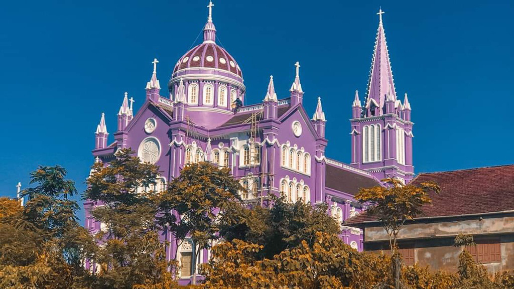 Nhà thờ màu tím, hồng nổi bật giữa nền trời ở Nghệ An - Ảnh 3. Nhà thờ màu tím, hồng nổi bật giữa nền trời ở Nghệ An - Ảnh 3.
