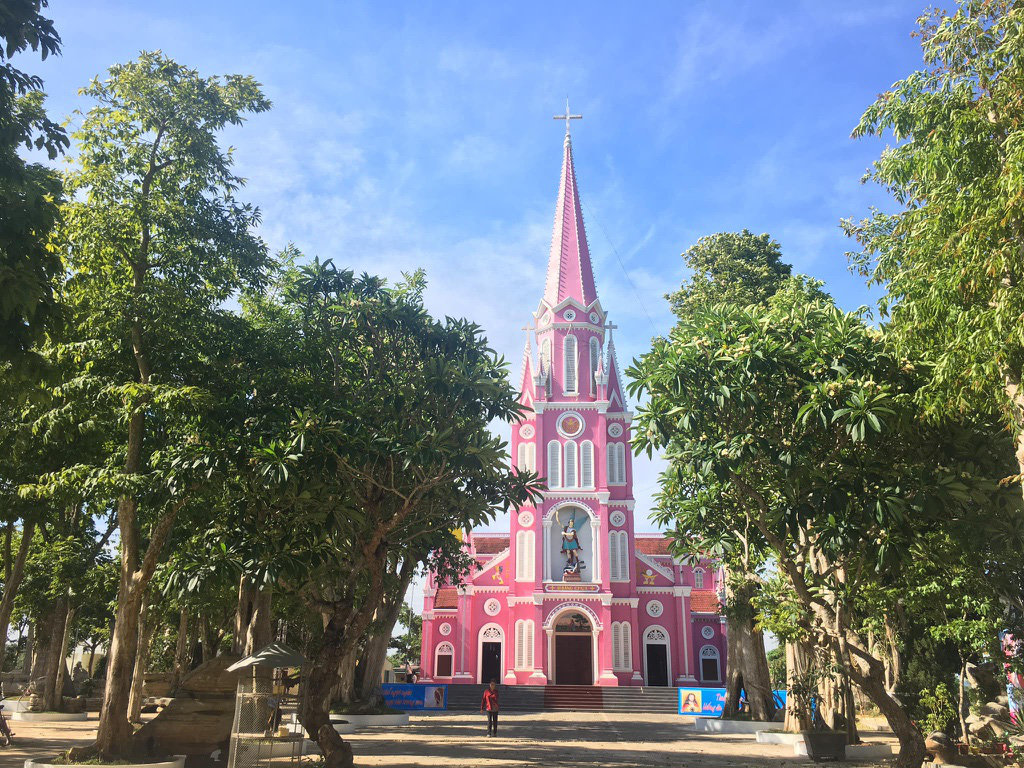Nhà thờ màu tím, hồng nổi bật giữa nền trời ở Nghệ An - Ảnh 5. Nhà thờ màu tím, hồng nổi bật giữa nền trời ở Nghệ An - Ảnh 5.