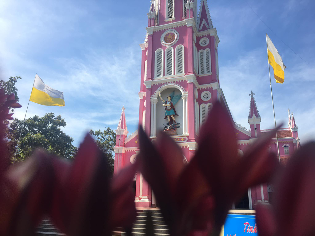 Nhà thờ màu tím, hồng nổi bật giữa nền trời ở Nghệ An - Ảnh 6. Nhà thờ màu tím, hồng nổi bật giữa nền trời ở Nghệ An - Ảnh 6.
