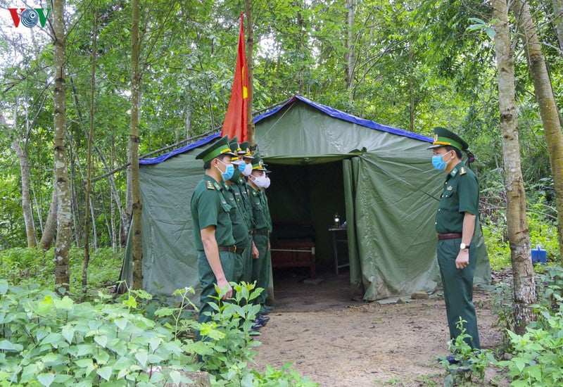 Biên phòng Điện Biên căng mình chống dịch trên tuyến biên giới - Ảnh 1.